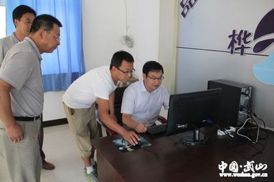 柳選植深入樺林鄉(xiāng)檢查指導(dǎo)精準(zhǔn)扶貧工作